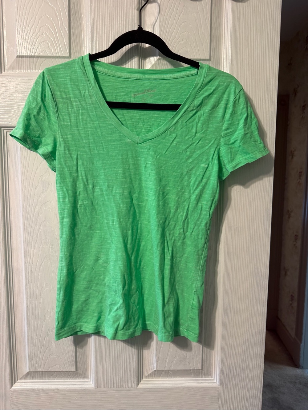 Universal Thread Women's Bright Green V-Neck Short Sleeve Tee